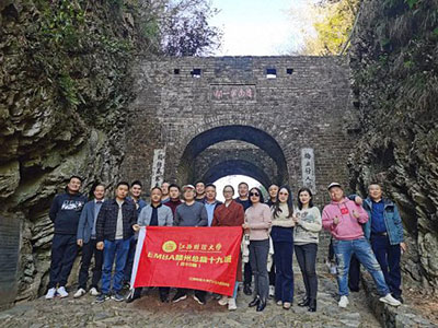 贛州新商界19班師生走進(jìn)大余開(kāi)展畢業(yè)一周年活動(dòng)