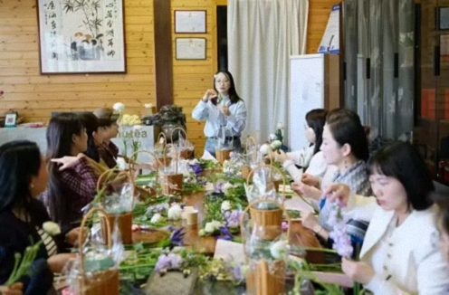東湖畔花事：以指尖美學(xué)，赴一場(chǎng)春日心靈SPA——武漢企業(yè)家國學(xué)人文班&工商管理班插花雅集活動(dòng)紀實(shí) 336.jpg