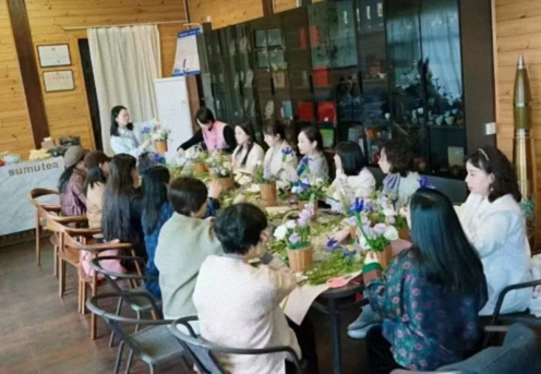 東湖畔花事：以指尖美學(xué)，赴一場(chǎng)春日心靈SPA——武漢企業(yè)家國學(xué)人文班&工商管理班插花雅集活動(dòng)紀實(shí) 223.jpg